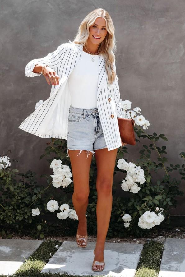 Bel črtast blazer z dvojnim zapenjanjem in žepi Everly