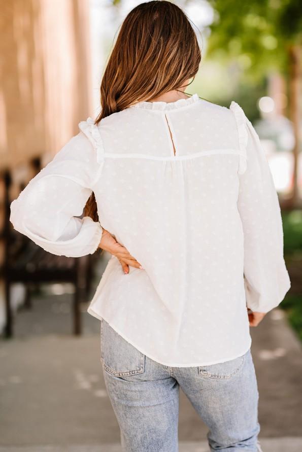 Bela pikčasta bluza s čipkastim izrezom in volančki Gina