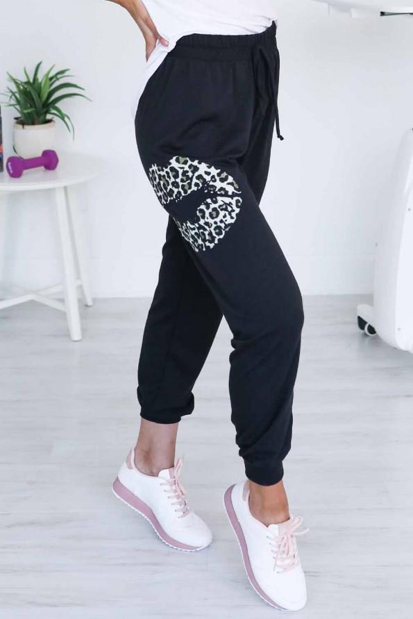 Joggers za pas z vrvico in črnim leopardjim vzorcem Klara