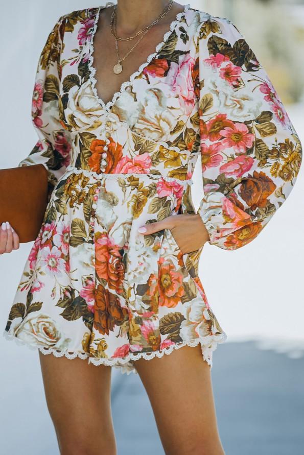 Kombinezon s čipkastimi okraski z V izrezom s cvetličnim potiskom Nina