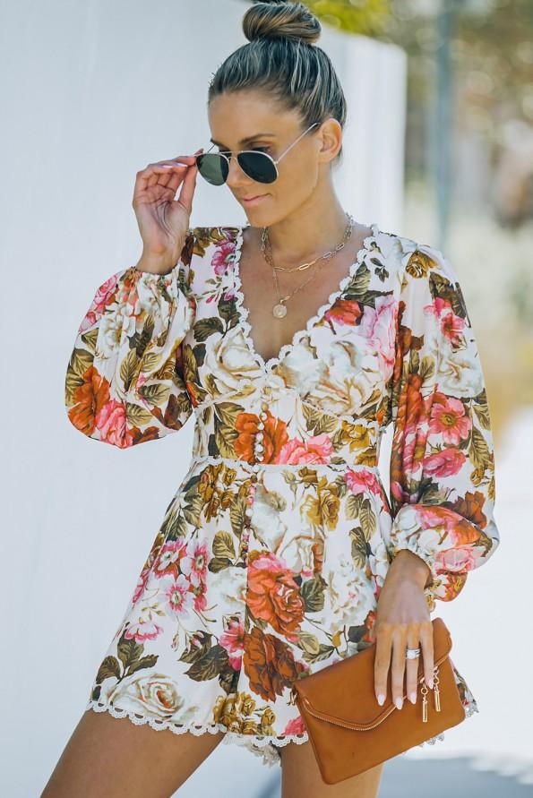 Kombinezon s čipkastimi okraski z V izrezom s cvetličnim potiskom Nina