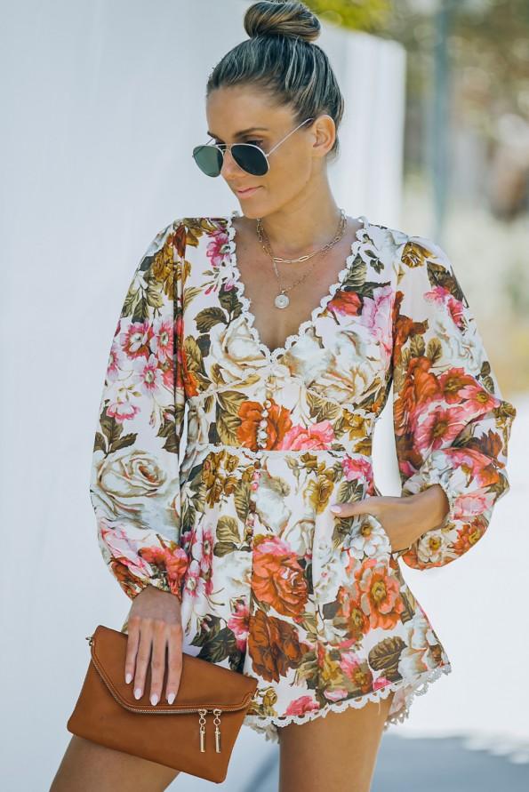 Kombinezon s čipkastimi okraski z V izrezom s cvetličnim potiskom Nina