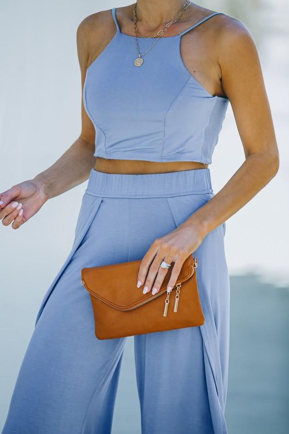 Nebeško modra majica brez hrbta in komplet hlač z visokim pasom Elizabeth