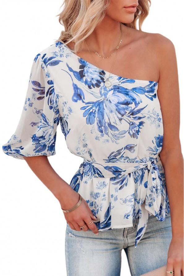 Nebeško modra majica z eno ramo s cvetličnim odtenkom Hermine