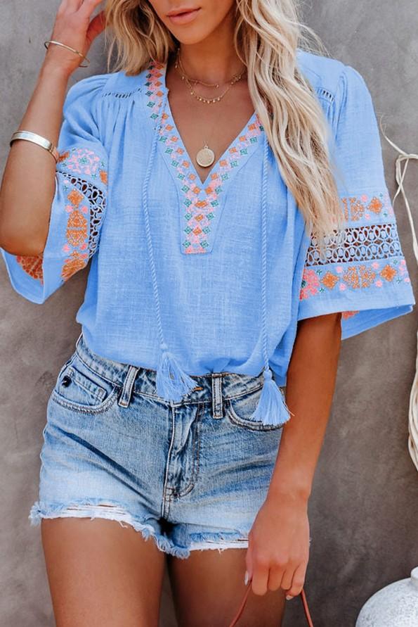 Nebeško modra majica z v izrezom in s polovičnimi rokavi Evi