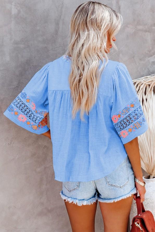 Nebeško modra majica z v izrezom in s polovičnimi rokavi Evi