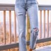 Nebeško modre oprane raztrgane ravne kavbojke Sky