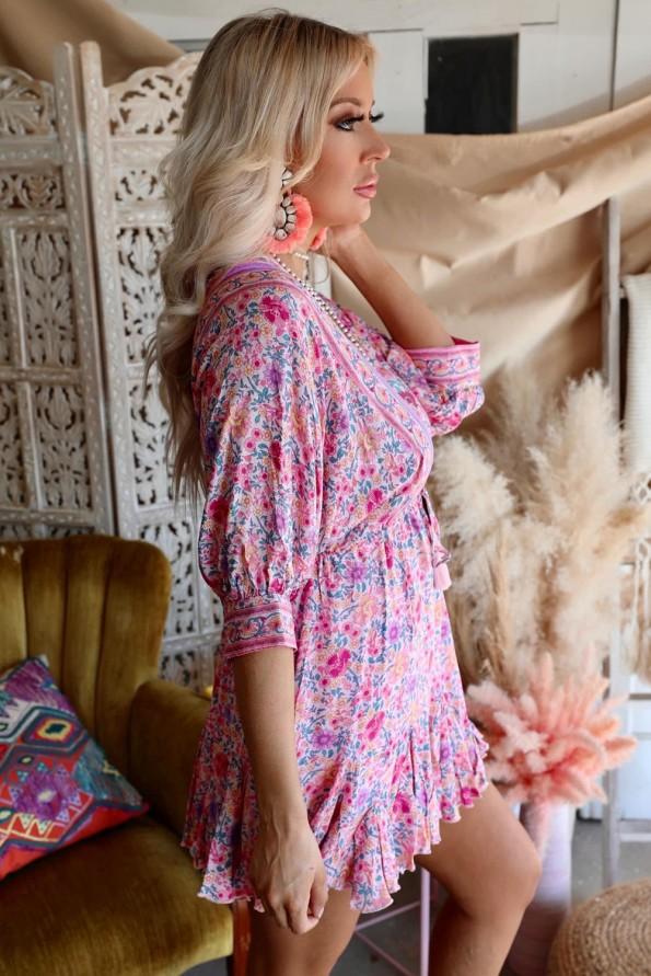Rožnata mini obleka s cvetličnim V izrezom v boho z naborki Naya