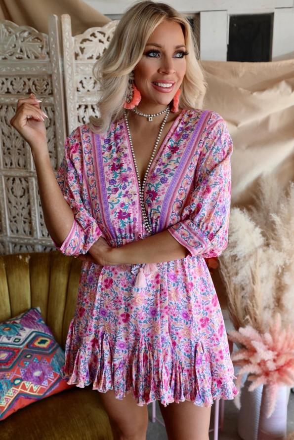 Rožnata mini obleka s cvetličnim V izrezom v boho z naborki Naya