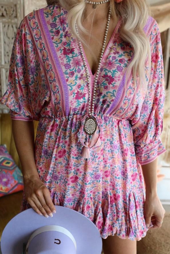 Rožnata mini obleka s cvetličnim V izrezom v boho z naborki Naya