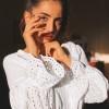 Bela bluza Cataleya s čipkastimi rokavi