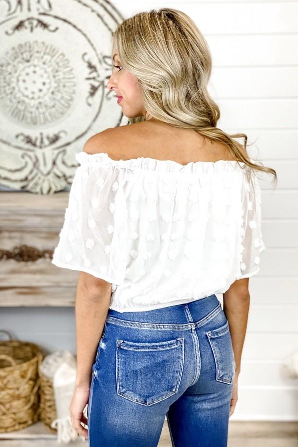 Bela pikčasta bluza Magnolia z odprtimi rameni