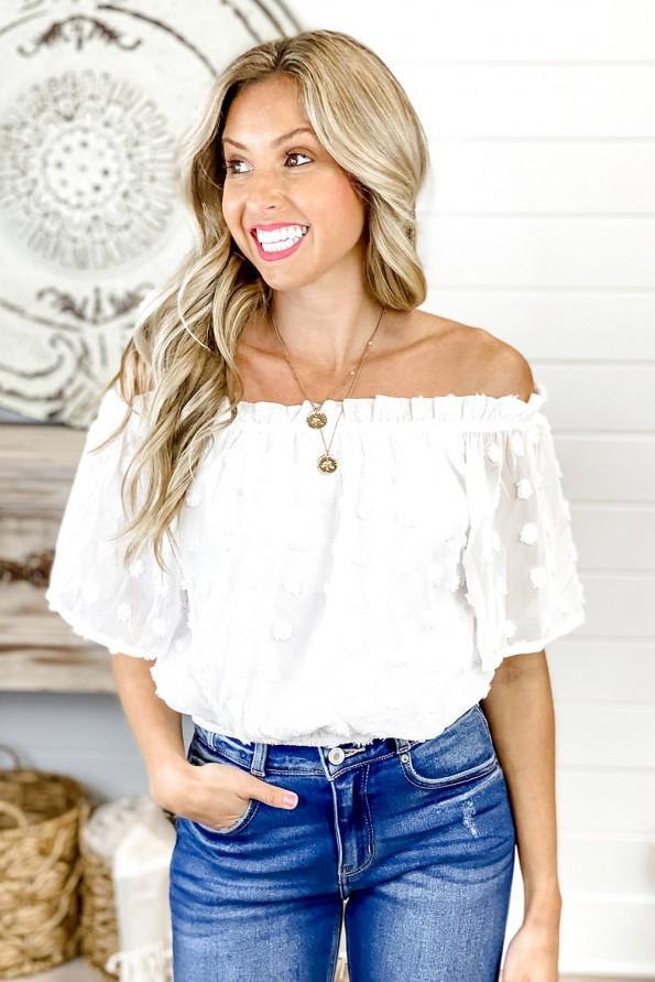 Bela pikčasta bluza Magnolia z odprtimi rameni