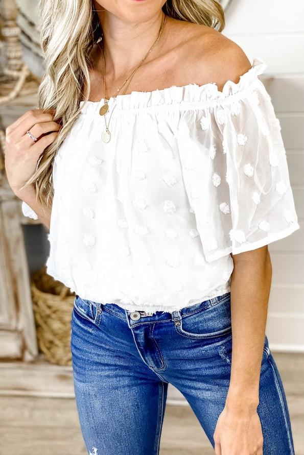 Bela pikčasta bluza Magnolia z odprtimi rameni