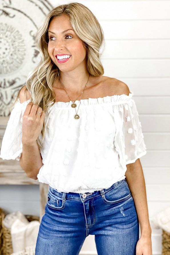 Bela pikčasta bluza Magnolia z odprtimi rameni