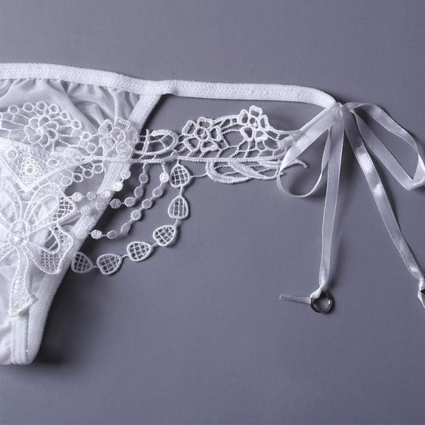 Bele čipkaste hlačke na vezalke