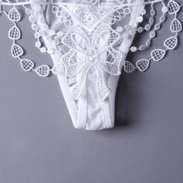Bele čipkaste hlačke na vezalke