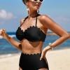 Črn bikini z obrobnimi školjkami