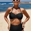 Črn bikini z obrobnimi školjkami
