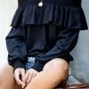 Črna bluza Elisa z odprtimi rameni in volančki