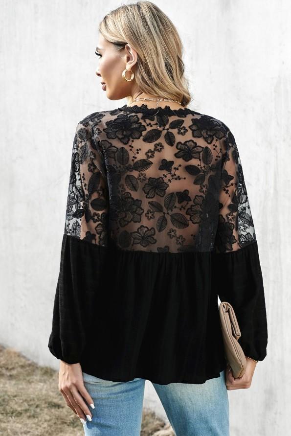 Črna bluza Everlee s čipkastimi rameni