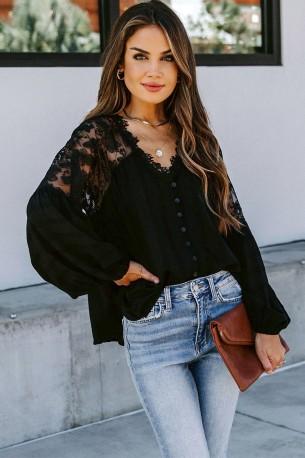 Črna bluza Everlee s čipkastimi rameni