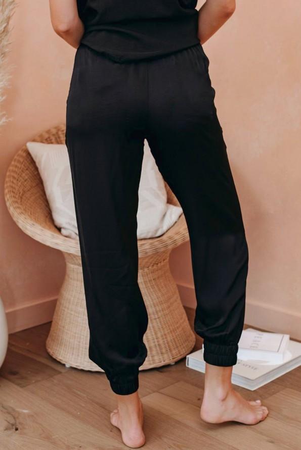 Črne jogger hlače Olive z žepi