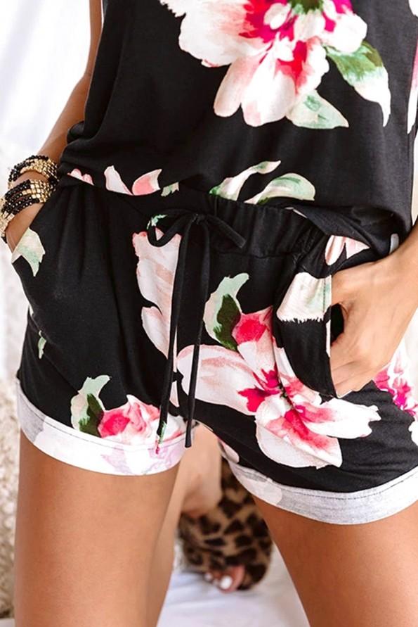Črne kratke hlače in majica Zaira s cvetličnim potiskom