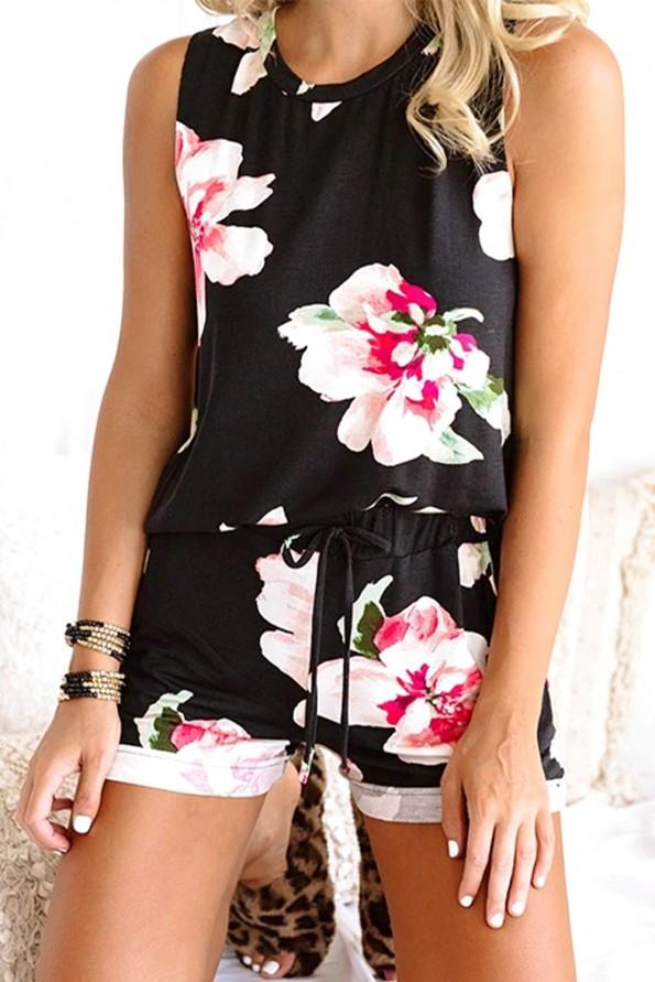 Črne kratke hlače in majica Zaira s cvetličnim potiskom