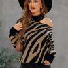 Črni pulover z razgaljenim ramenom s črnim tiskom Zebra