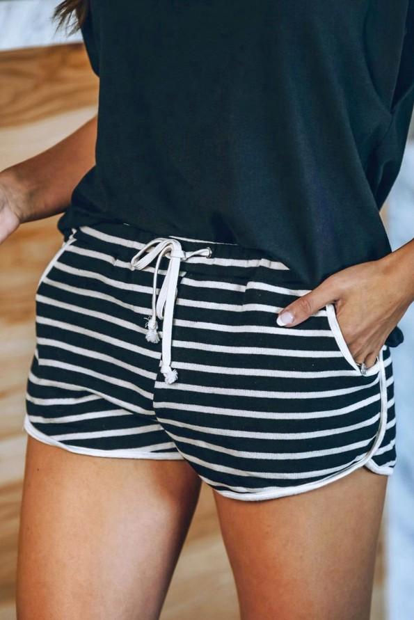 Črtaste kratke hlače Aaliyah z žepi