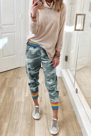 Ležerne kamuflažne sive hlače Mindy z mavričnimi črtami