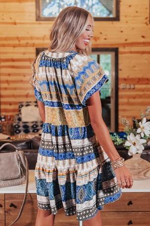 Mini obleka s kratkimi rokavi in s poudarkom na bež barvi Jolana