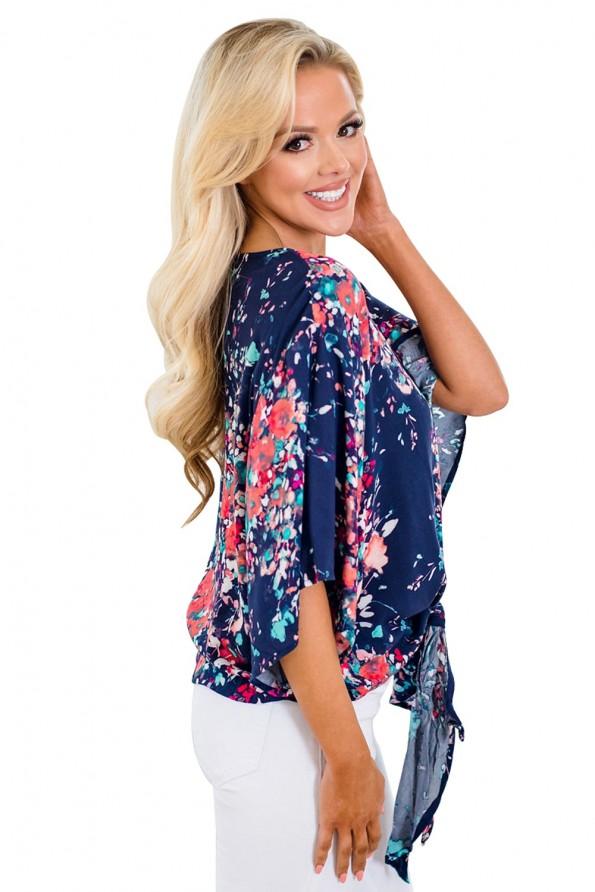 Modra bluza Azariah s cvetličnimi vzorci in kimono rokavi