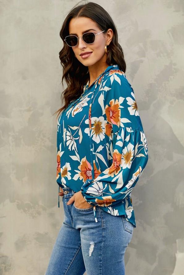 Modra bluza Demi z jesenskim cvetjem
