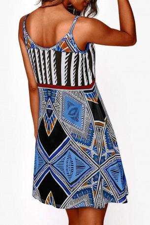 Modra kratka obleka Dana z boemskim motivom