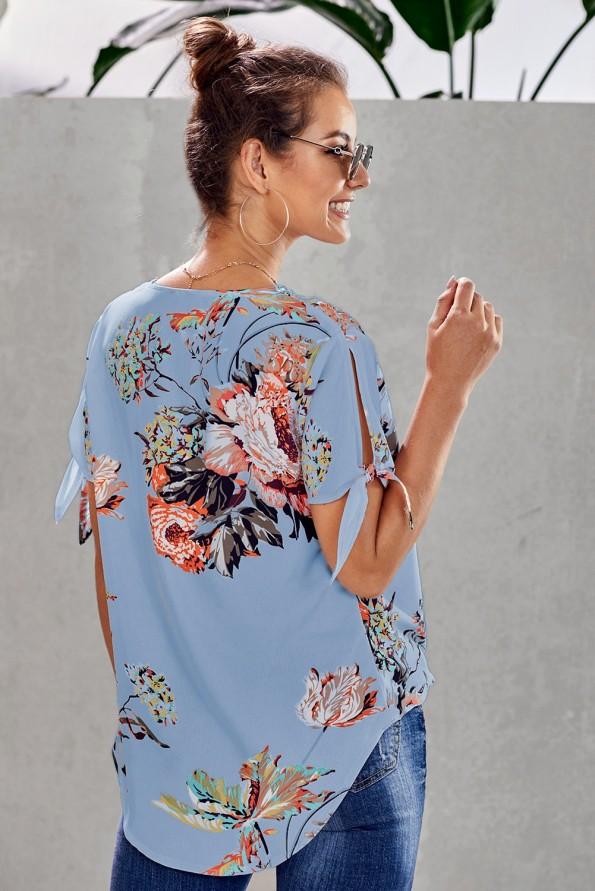 Modra preklopna bluza Emilia s cvetličnim potiskom