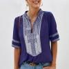 Modra priložnostna bluza Kylee z vezenim vzorcem