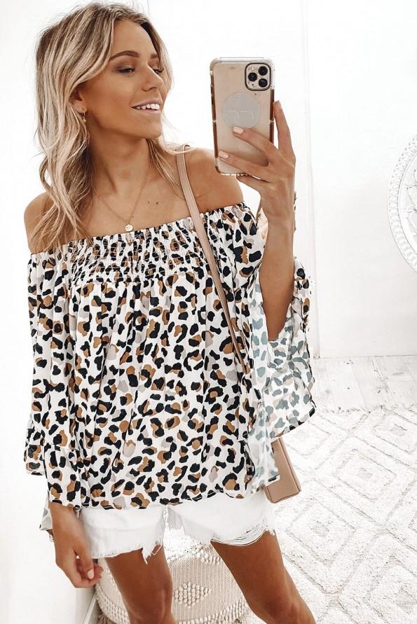 Ohlapen top Makayla z odprtimi rameni in leopardjim motivom