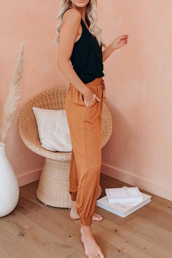 Oranžne jogger hlače Raegan z žepi