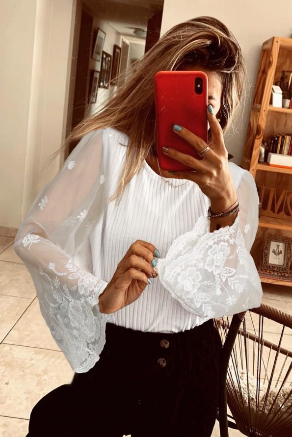 Pleteni top s čipkastimi rokavi v beli barvi Sandra