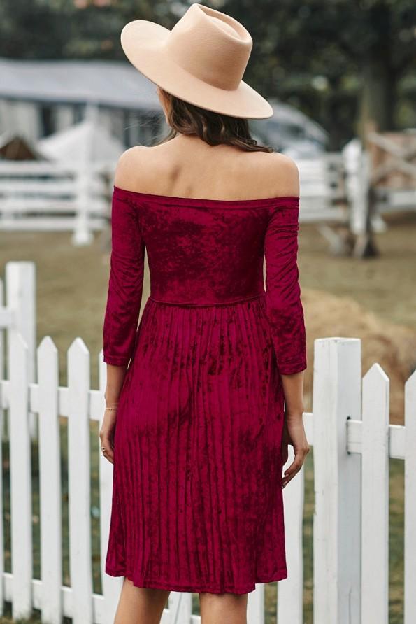 Rdeča žametna obleka Bailee z golimi rameni