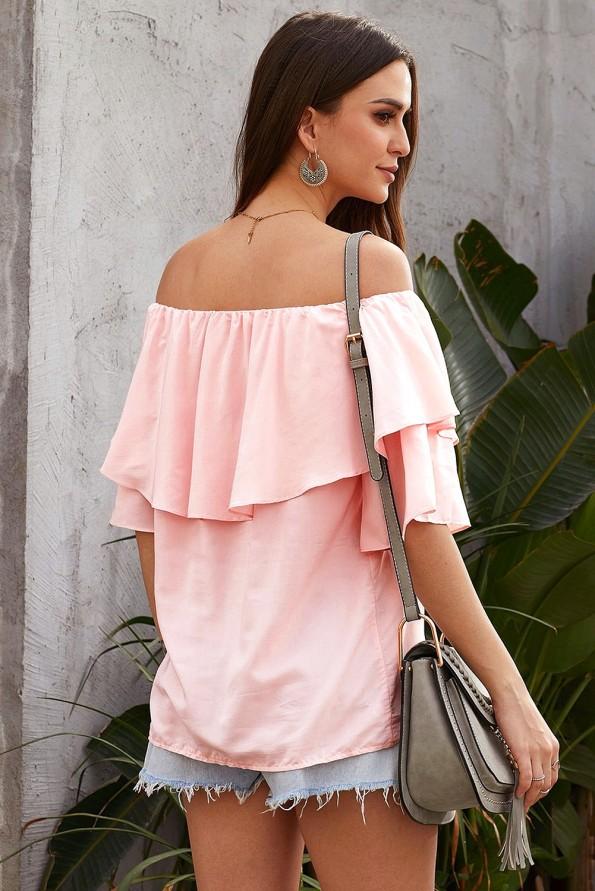 Roza bluza Arielle z odprtimi rameni in volančki