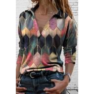 Rožnata priložnostna bluza z geometrijskim potiskom in izrezom v obliki črke V