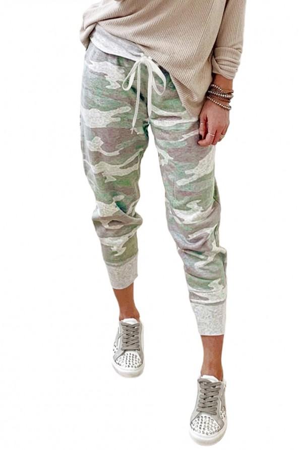 Športne hlače Anna z vojaškim motivom