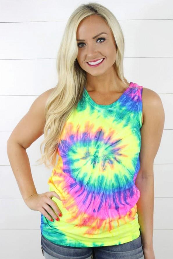 Top Maisie s tie dye vzorcem