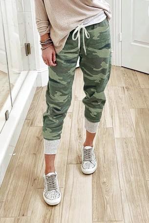 Zelene športne hlače Eliana z vojaškim motivom