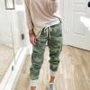 Zelene športne hlače Eliana z vojaškim motivom
