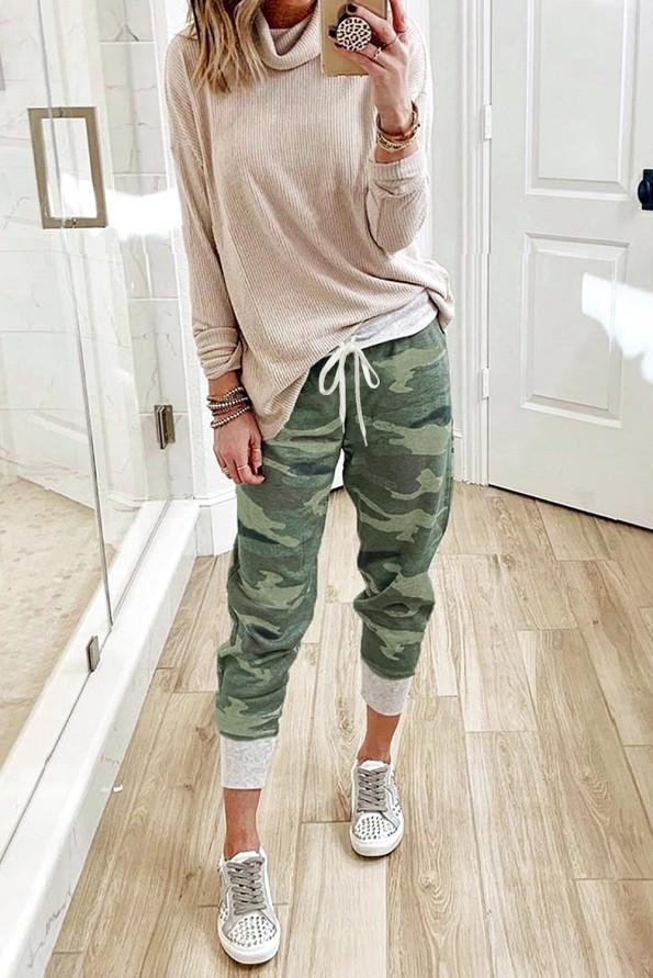 Zelene športne hlače Eliana z vojaškim motivom