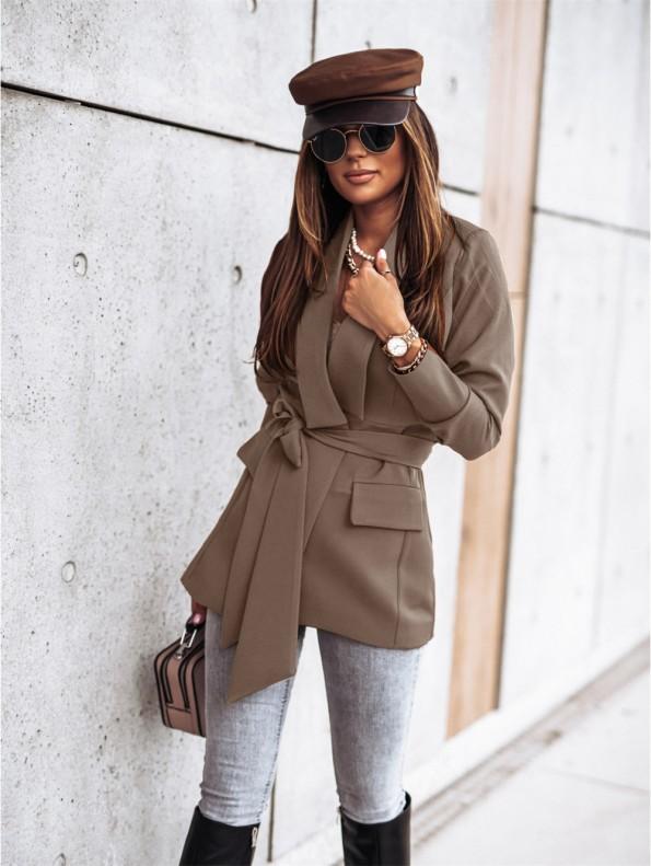 Eleganten dolgi jopič s pasom v rjavi barvi Gabry